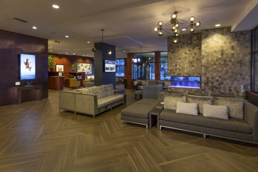 Lobby and reception desk at Silver Cloud Hotel Seattle - Stadium.